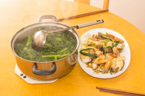 pseudosciaena crocea ve sebze