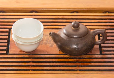 koyu kırmızı emaye seramik ve Kupası