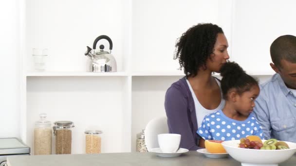 Panorama över afro-american familj äta sallad och frukt i köket — Stockvideo