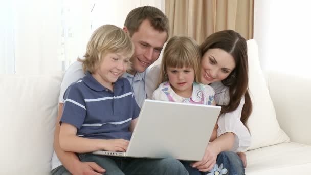 Familia en casa usando un portátil — Vídeo de stock