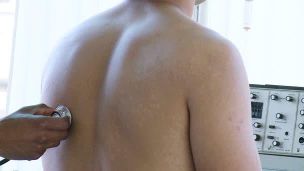 Close-up of doctor listening with a stethoscope to a patient — Stock Video