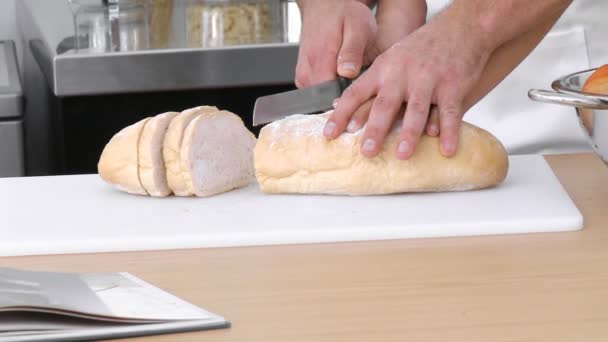 Close up de pão a ser cortado — Vídeo de Stock