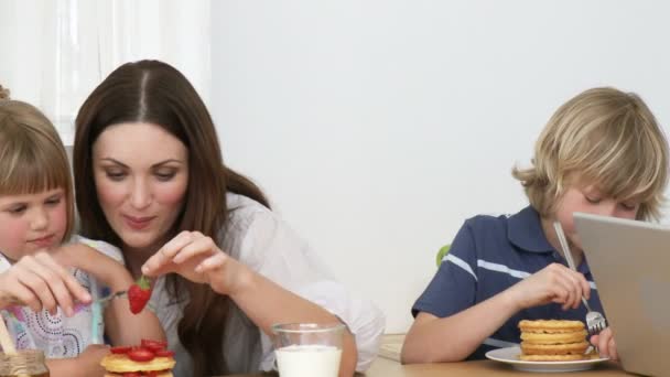 Panorama eines Vaters mit Laptop und einer Familie, die Süßigkeiten isst — Stockvideo