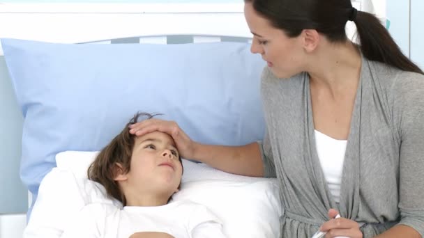 Mãe tomando a temperatura de seu filho — Vídeo de Stock