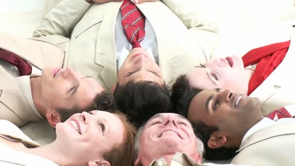 Business team relaxing on floor in a circle — Stock Video