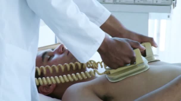 Close-up van arts een patiënt met een defibrillator herleven — Stockvideo