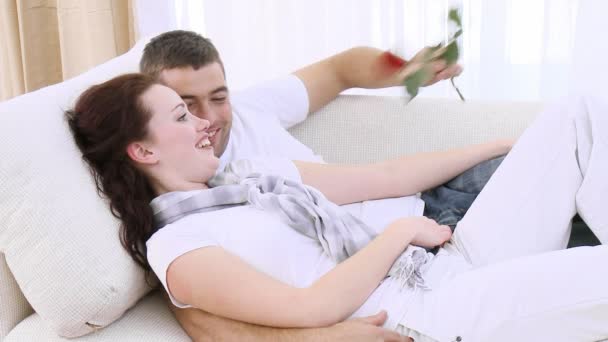 Hombre dando a mujer una rosa — Vídeos de Stock