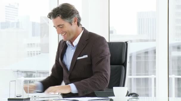 Счастливый бизнесмен разговаривает по телефону в офисе — стоковое видео