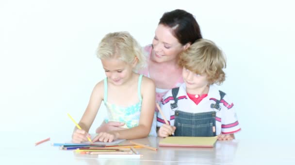 Mujer dibujando con una niña y un hijo. Juntos. — Vídeo de stock