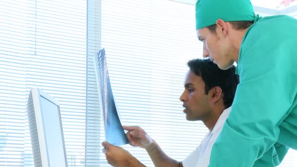 Високий кут медичної команди, що вивчає рентген — стокове відео