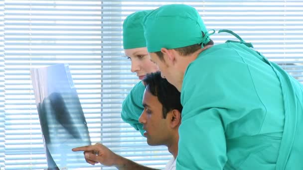 Close-up ιατρική ομάδα εξετάζει μια ακτινογραφία — Αρχείο Βίντεο