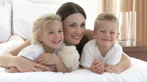 Moeder, dochter en zoon samen in bed — Stockvideo