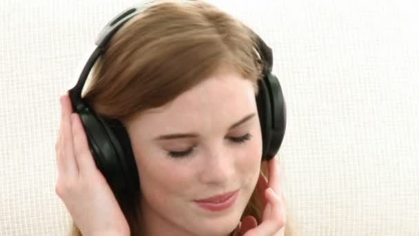 Девочка-подросток слушает музыку — стоковое видео