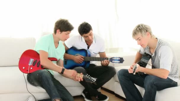 Gençler evde müzik çalma — Stok video