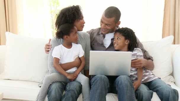 Afro-American family using a laptop — Stock Video