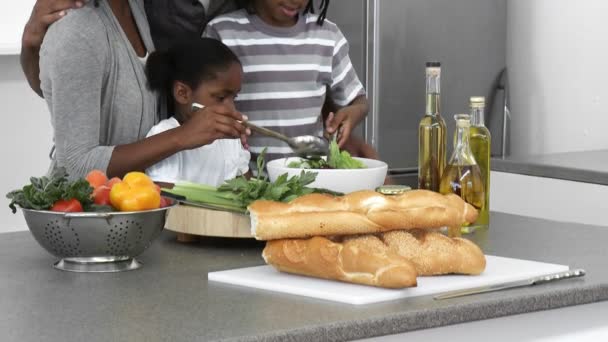 Panorama de la familia afroamericana haciendo una ensalada en casa — Vídeo de stock