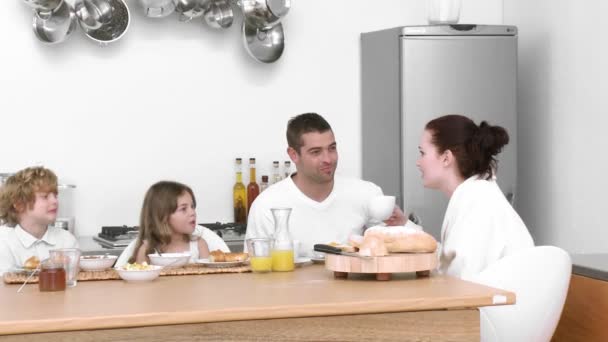 Gelukkige familie thuis eten samen ontbijt — Stockvideo