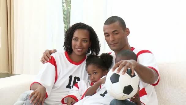 Familia viendo un partido de fútbol en casa — Vídeo de stock