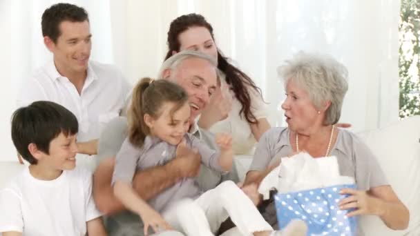 Семья дарит подарок бабушке — стоковое видео