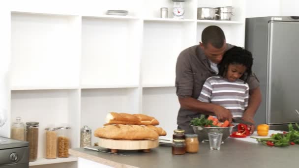 Panorama de padre e hijo cortando verduras en la cocina — Vídeos de Stock