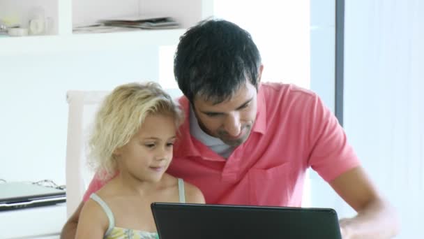 Vader en dochter met behulp van een laptop. computergeneratie — Stockvideo