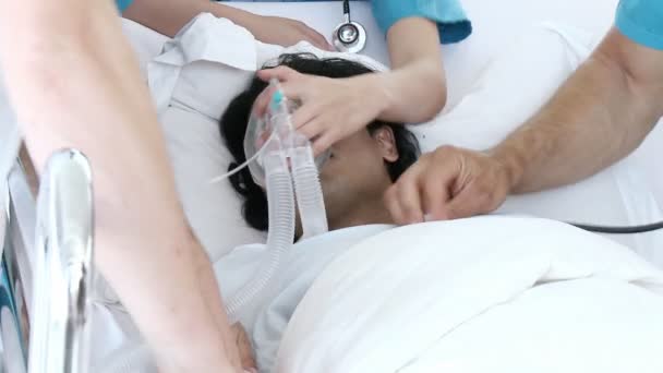 Medical emergency. Doctors reviving a patient in hospital — Stock Video