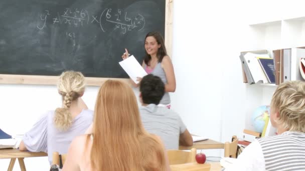 Ungdomar som studerar matematik i en klass — Stockvideo