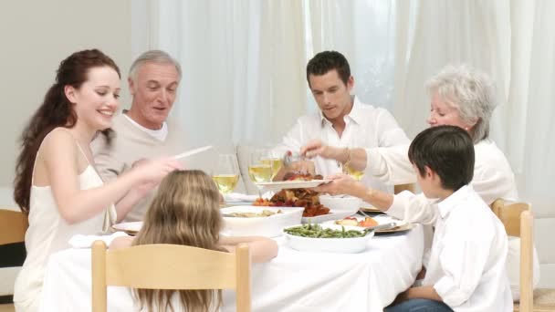 Familie met een groot diner thuis — Stockvideo