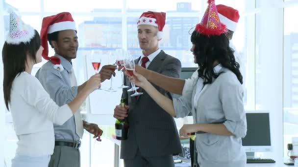 Negocios celebrando la Navidad en la oficina mientras beben champán — Vídeos de Stock