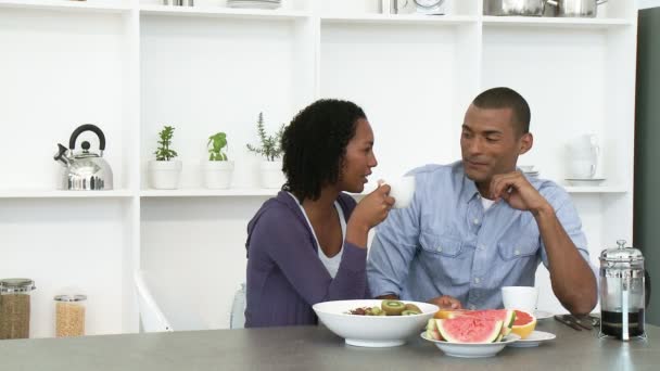 アフリカ系アメリカ人カップル、キッチンでサラダや果物を食べて — ストック動画