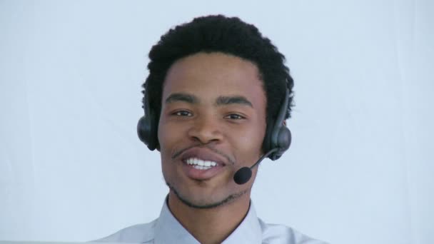 Portrait of businessman talking on a headset — Stock Video