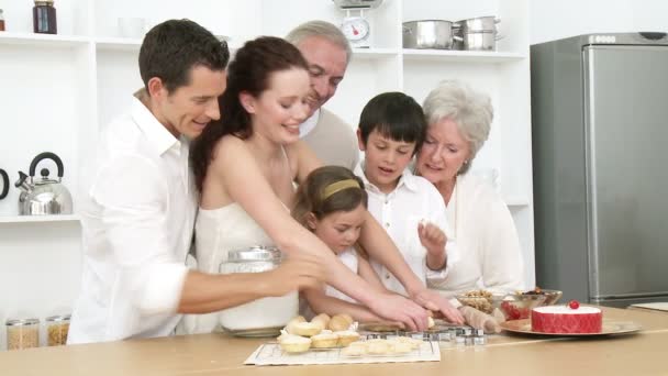 Ouders, grootouders en kinderen bakken in de keuken — Stockvideo