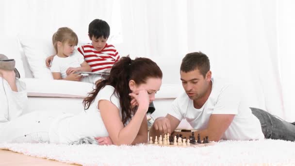 Pareja joven jugando ajedrez — Vídeo de stock