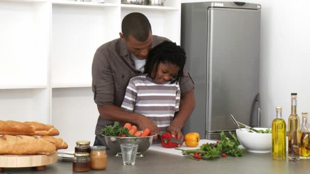 Padre e hijo cortando verduras en la cocina — Vídeos de Stock