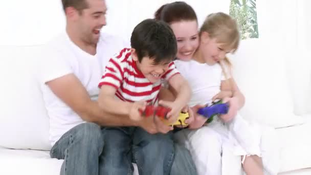 Família em casa jogando videogames — Vídeo de Stock