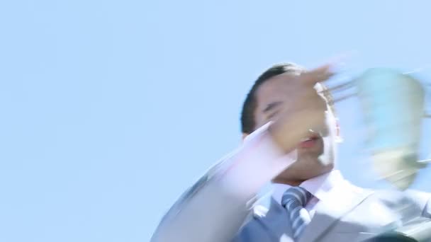 Счастливый бизнесмен держит трофей на открытом воздухе — стоковое видео