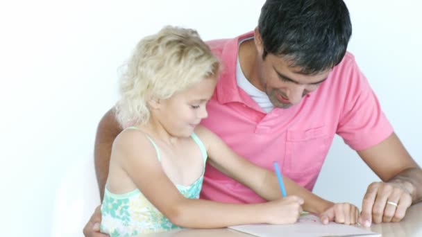 Padre e hija dibujando. Generación educativa — Vídeos de Stock