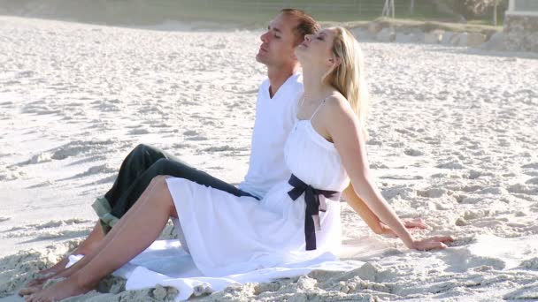 Couple attrayant relaxant sur la plage — Video