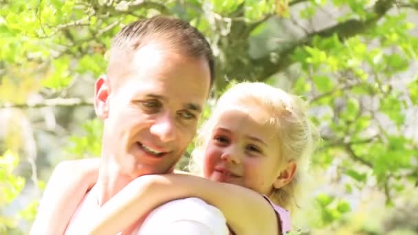 Padre dando pequeña niña a cuestas paseo — Vídeos de Stock