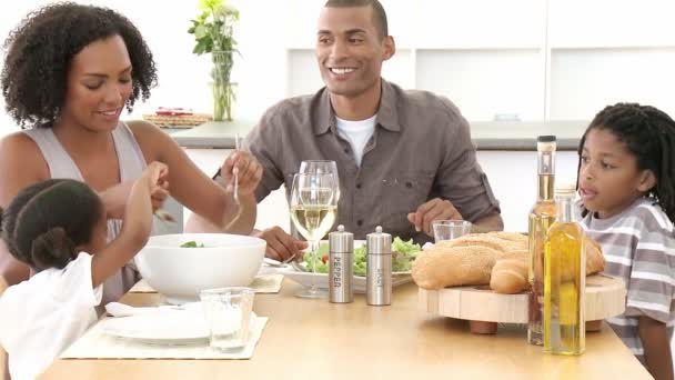Сім'я їсть макарони та салат вдома — стокове відео