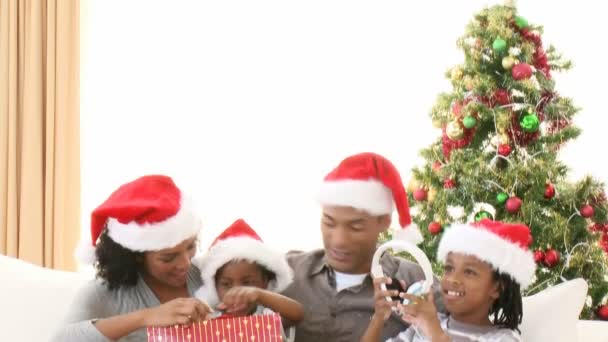 Panorama da família afro-americana com presentes de Natal no sofá — Vídeo de Stock