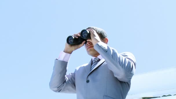 Alto ángulo de hombre de negocios mirando a través de prismáticos — Vídeos de Stock