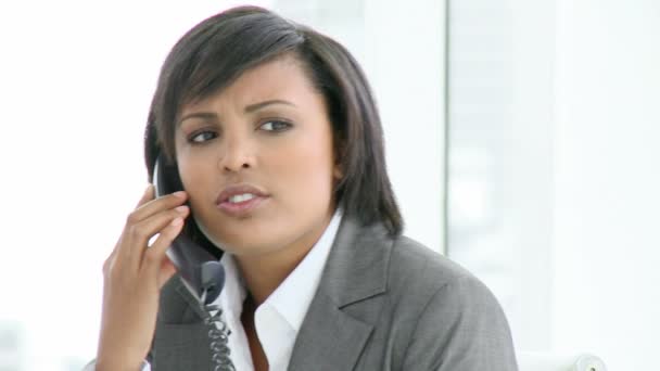 Panorama över afro-american affärskvinna prata telefon — Stockvideo