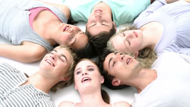 Les adolescents couchés sur le sol avec les têtes ensemble — Video