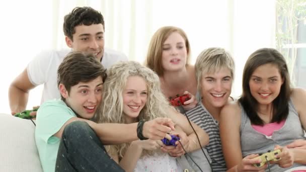 Adolescentes jogando jogos de vídeo em casa — Vídeo de Stock