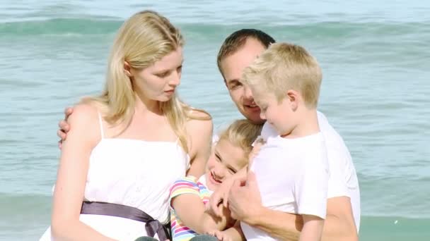 Close-up de família feliz sentado na praia — Vídeo de Stock