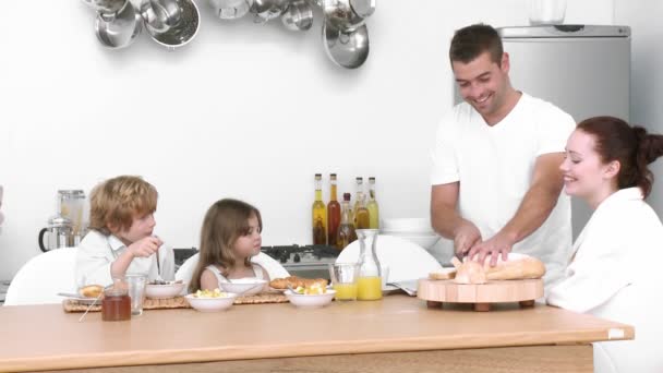 Familia joven en casa desayunando — Vídeos de Stock