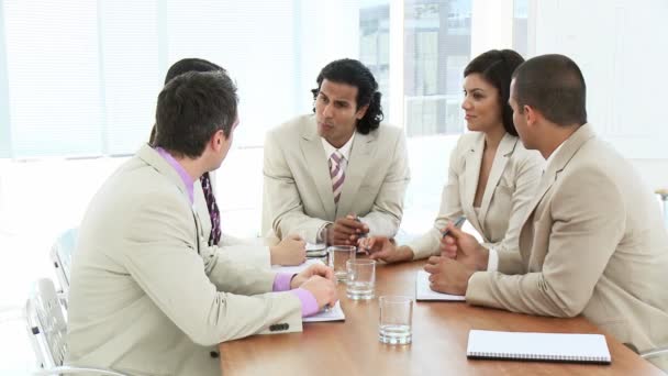 Equipo empresarial joven en una reunión — Vídeo de stock