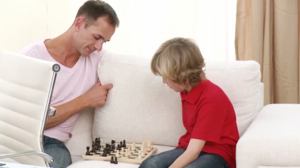 Father and son playing chess — Stock Video