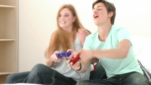 Pareja adolescente jugando un videojuego — Vídeo de stock